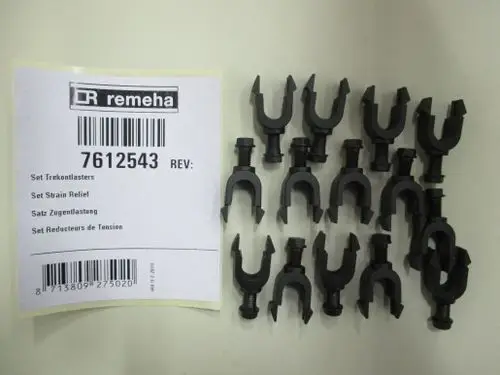 Set aus schwarzen Kunststoffteilen mit U-förmigen Clips und Schrauben zur Zugentlastung, Marke Remeha, auf einem hellen Hintergrund angeordnet.